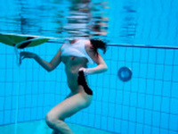 Alla Birtakik shows hot pussy underwater